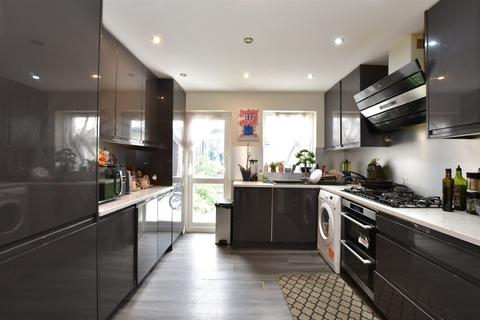 16 Kenilworth Avenue, London, E17 4PE