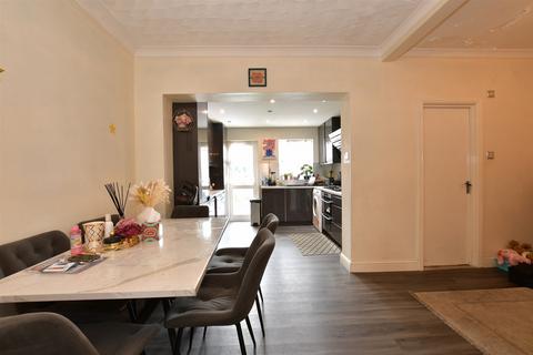 16 Kenilworth Avenue, London, E17 4PE