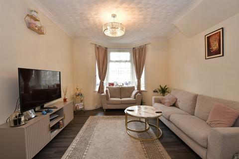 16 Kenilworth Avenue, London, E17 4PE
