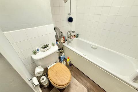 2 bedroom apartment for sale, Gloucester Court, Moorfield Road, Denham Green
