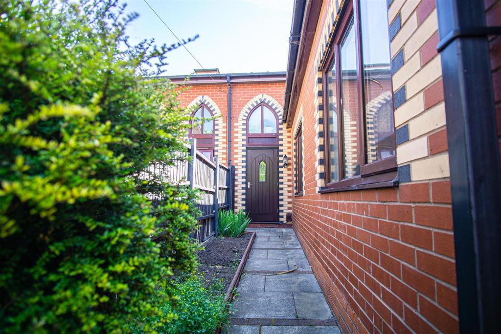 8/8a Brackenbury Road