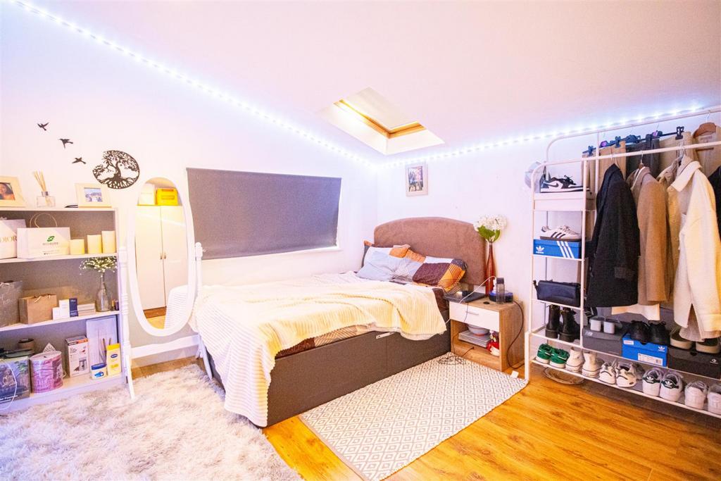 8/8a Brackenbury Road