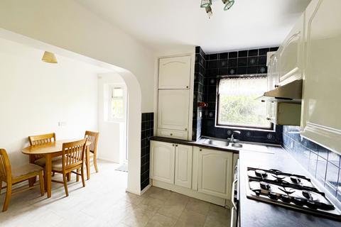 3 bedroom flat for sale, (CASH BUYERS ONLY) Carlingford Gardens, Surrey, CR4