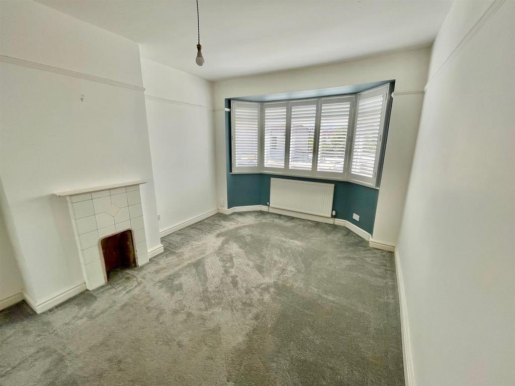 38 Clive Close Bed 1.jpg