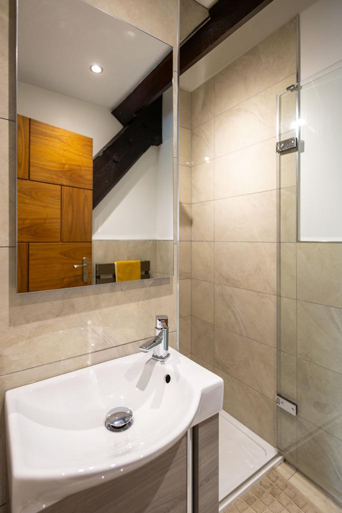 En suite to bedroom 1