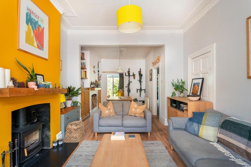 0 W5 AMR - Living Room A.jpg