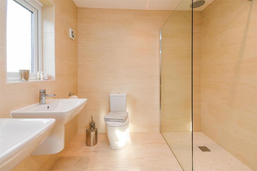 18 Pickwick Gardens - En-Suite Shower Room (2).jpg