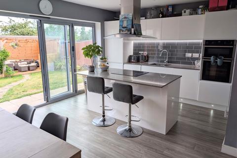 4 bedroom semi-detached house for sale, The Woodlands, Bolton-upon-Dearne, Rotherham, S63