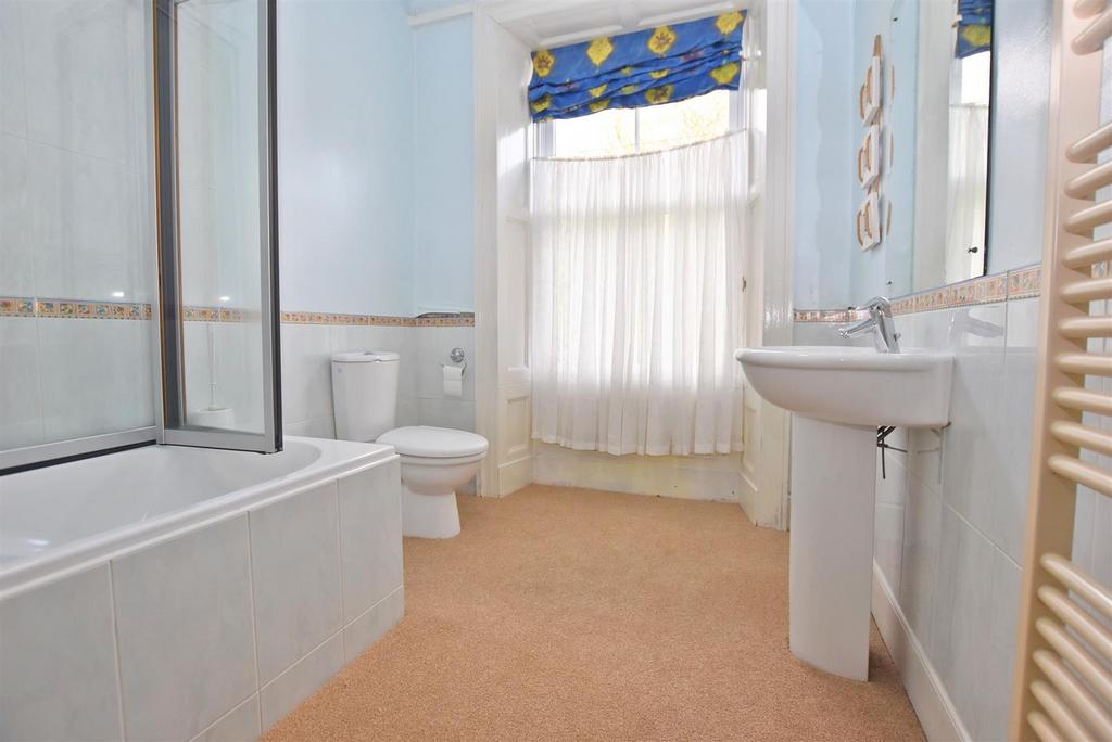 DDP05100 family bathroom.JPG