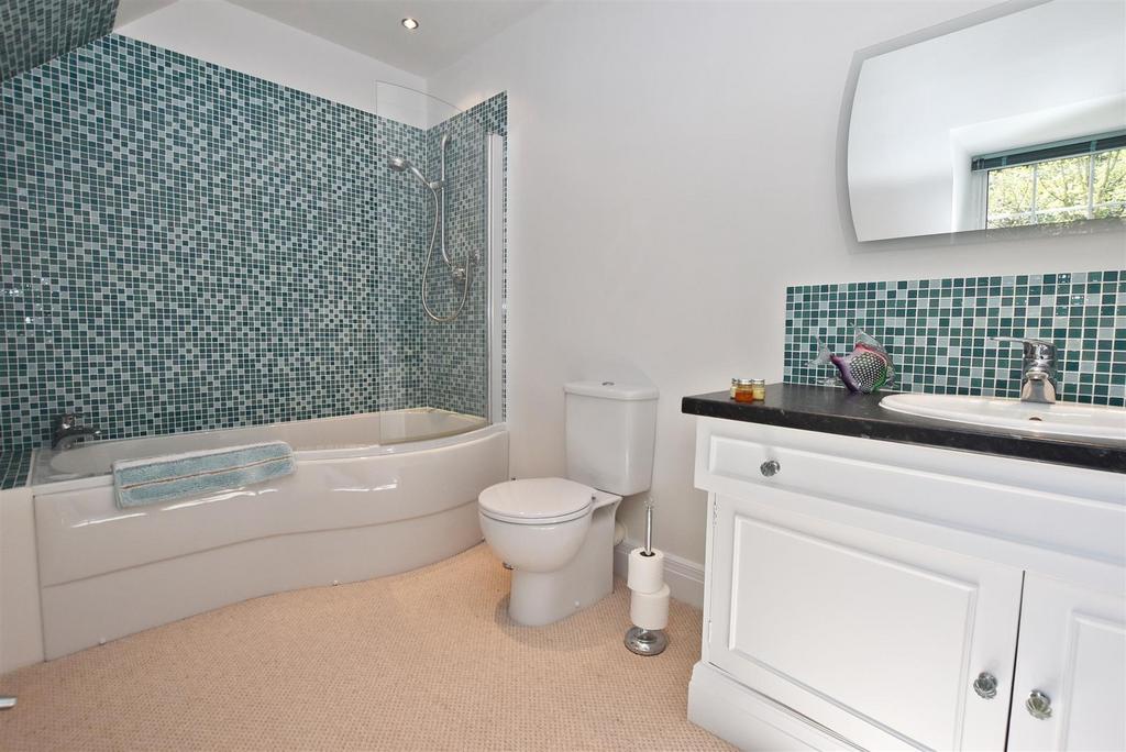 DDP05109 bed 2 en suite.JPG
