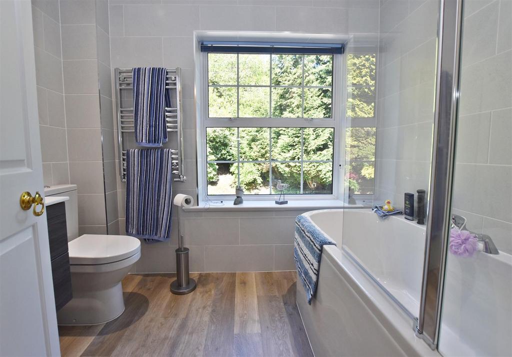 DDP05109 family bathroom.JPG