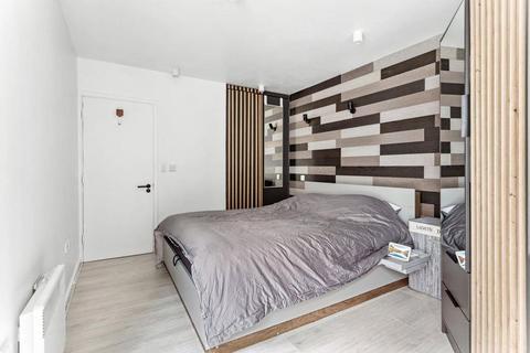 Flat 2, 2 Mears Close, London, E1 1AS