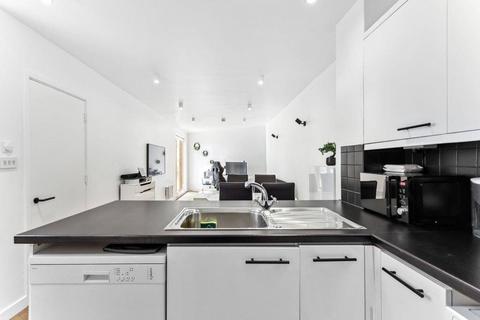 Flat 2, 2 Mears Close, London, E1 1AS