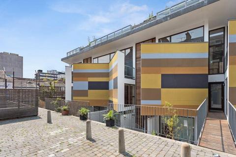 Flat 2, 2 Mears Close, London, E1 1AS
