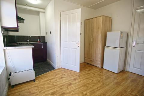1 bedroom flat to rent, Studio Flat, to Let on New Hall Lane, Preston