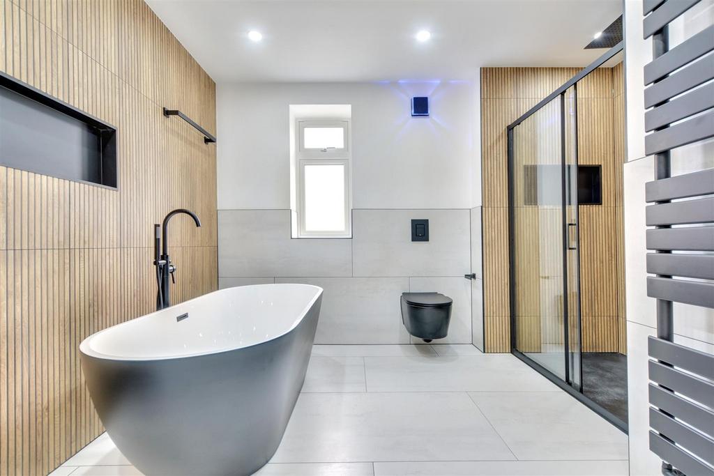 Bathroom 1.jpeg
