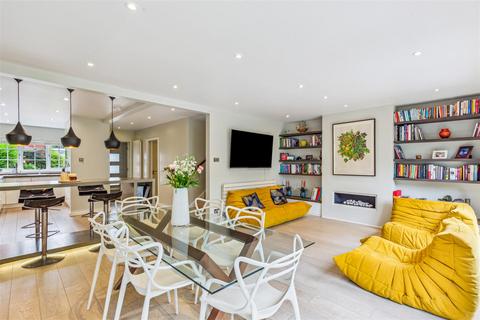 2 Cosmur Close, London, W12 9SF