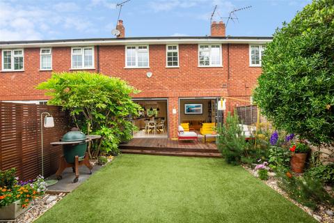 2 Cosmur Close, London, W12 9SF