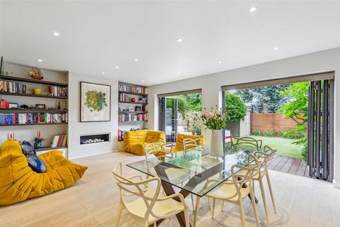 2 Cosmur Close, London, W12 9SF