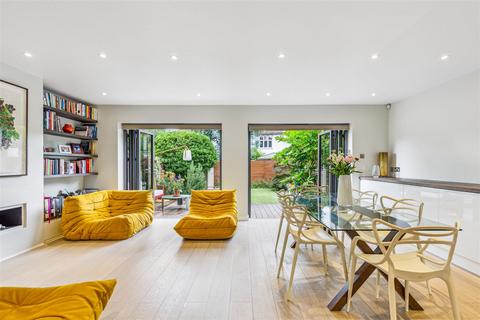 2 Cosmur Close, London, W12 9SF