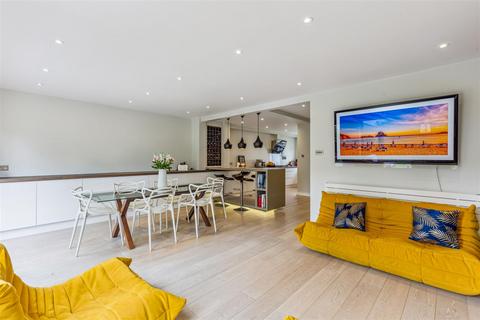 2 Cosmur Close, London, W12 9SF