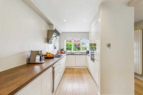 2 Cosmur Close, London, W12 9SF