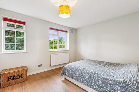 2 Cosmur Close, London, W12 9SF