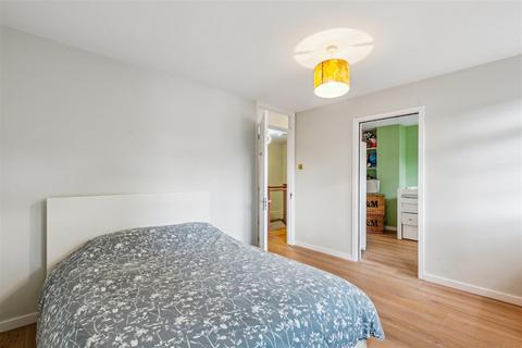 2 Cosmur Close, London, W12 9SF