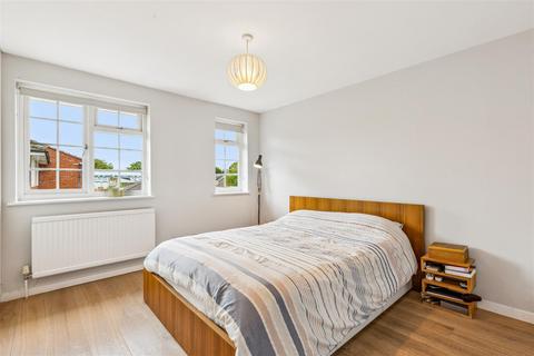 2 Cosmur Close, London, W12 9SF