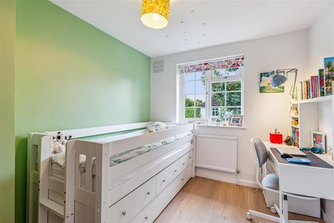 2 Cosmur Close, London, W12 9SF
