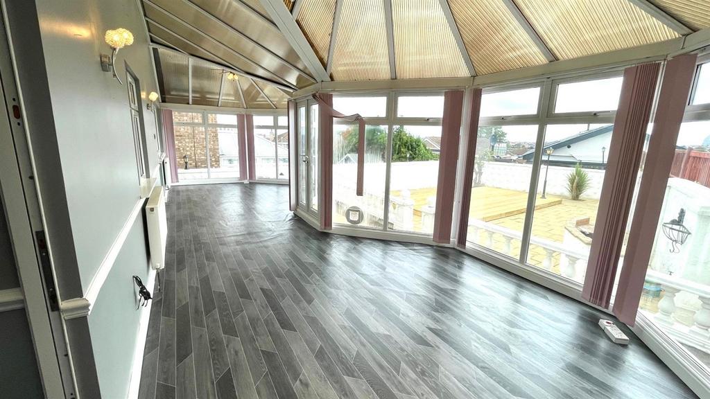 Full width conservatory with dining/sitting area