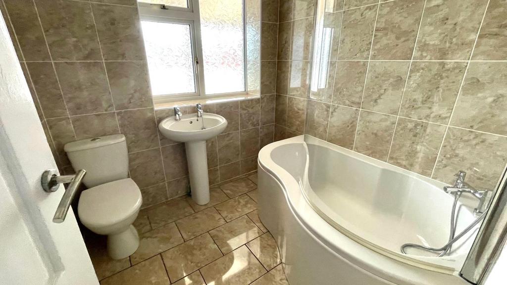 Tiled 3 piece ground floor bathroom