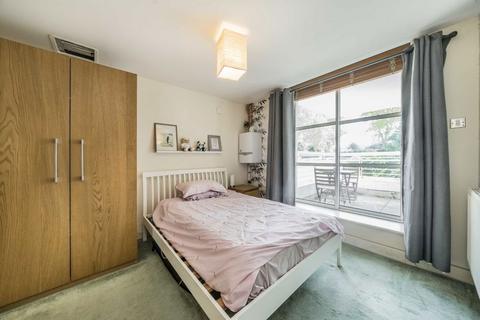 2 bedroom flat for sale, Barrier Point Road, London E16