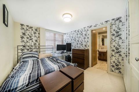 2 bedroom flat for sale, Barrier Point Road, London E16