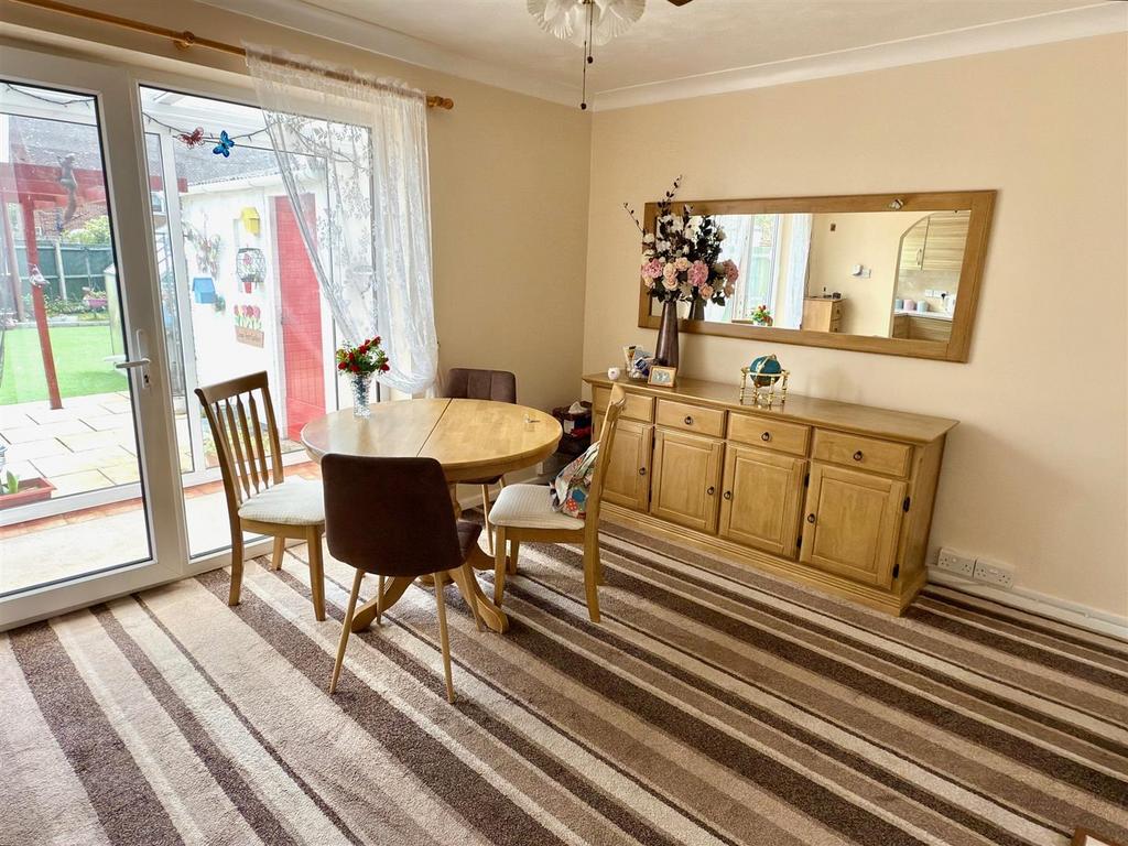 DINING ROOM.jpg