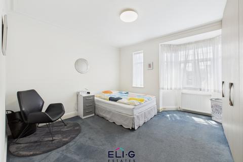3 bedroom flat for sale, Golders Court, Woodstock Road, NW11
