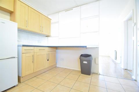 2 bedroom house to rent, Pettits Lane North Two Bed Flat