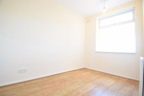 2 bedroom house to rent, Pettits Lane North Two Bed Flat