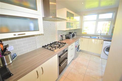 3 bedroom terraced house to rent, Wray Avenue, Ilford, IG5