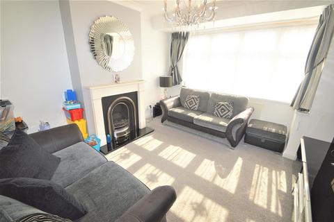 3 bedroom terraced house to rent, Wray Avenue, Ilford, IG5