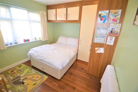 3 bedroom terraced house to rent, Wray Avenue, Ilford, IG5
