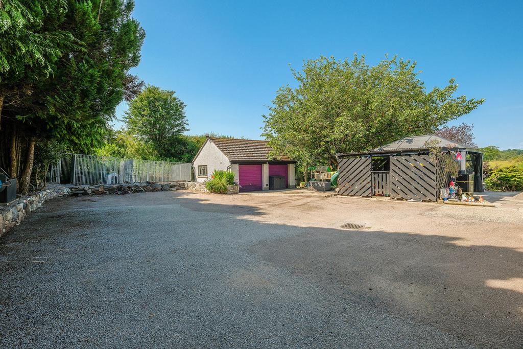 Kennels, workshop/garage, wood store & Driveway