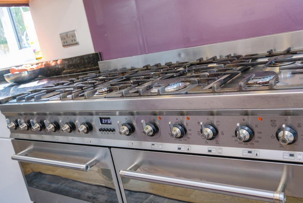 Kitchen gas cooker