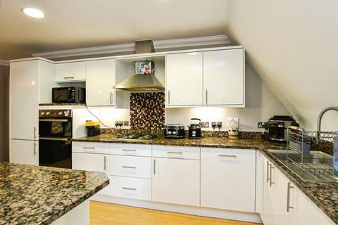 3 bedroom apartment for sale, Hayes Lane, Kenley CR8