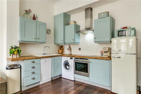 2 bedroom flat for sale, Lysias Road, London SW12