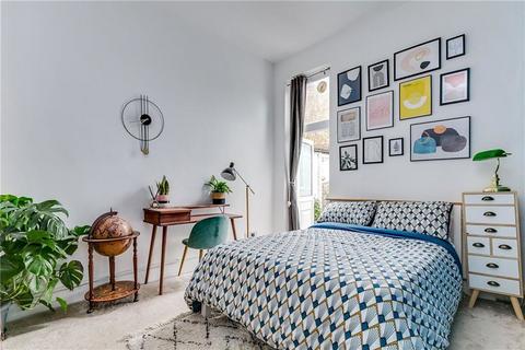 2 bedroom flat for sale, Lysias Road, London SW12