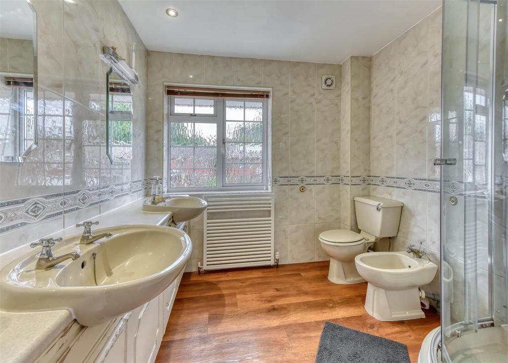 1 Saxon Court-bed1 ensuite.jpg