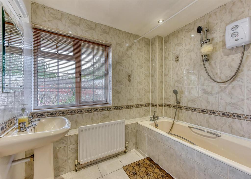 1 Saxon Court-bathroom.jpg