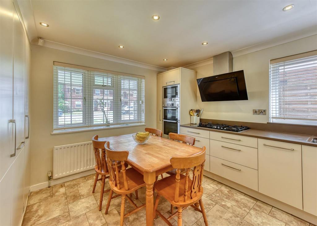 1 Saxon Court-kitchen1.jpg