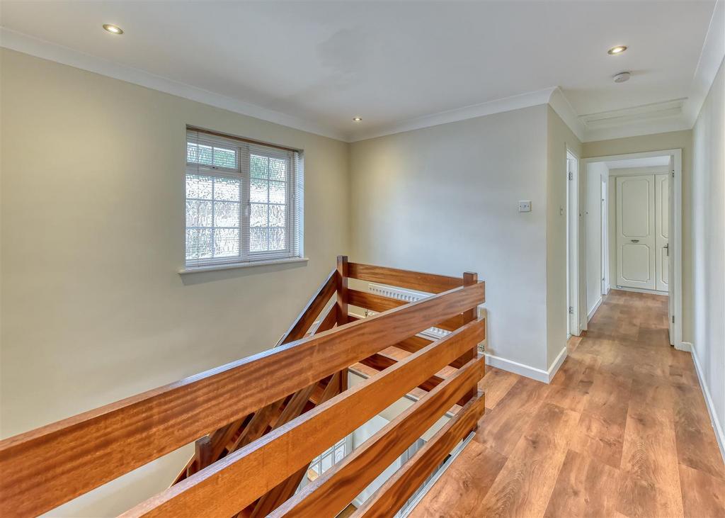 1 Saxon Court-landing.jpg